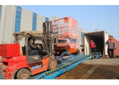大型履帶升降機(jī)裝車(chē)發(fā)往河南鄭州